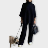 Kootud pluus lahtise joonega ja kõrge kaelusega