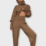 Kootud komplekt kõrge kaelusega ja avara lõikega