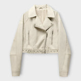 Moodne lühike nahktagi vööga ja elegantne välimus