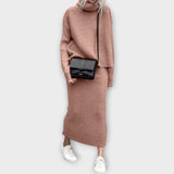 Kootud komplekt kõrge kaelusega ja seelikuga