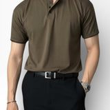 Amílcar — рубашка-поло с точным кроем, отличающаяся естественной элегантностью и вневременным стилем.