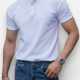 Amílcar — рубашка-поло с точным кроем, отличающаяся естественной элегантностью и вневременным стилем.